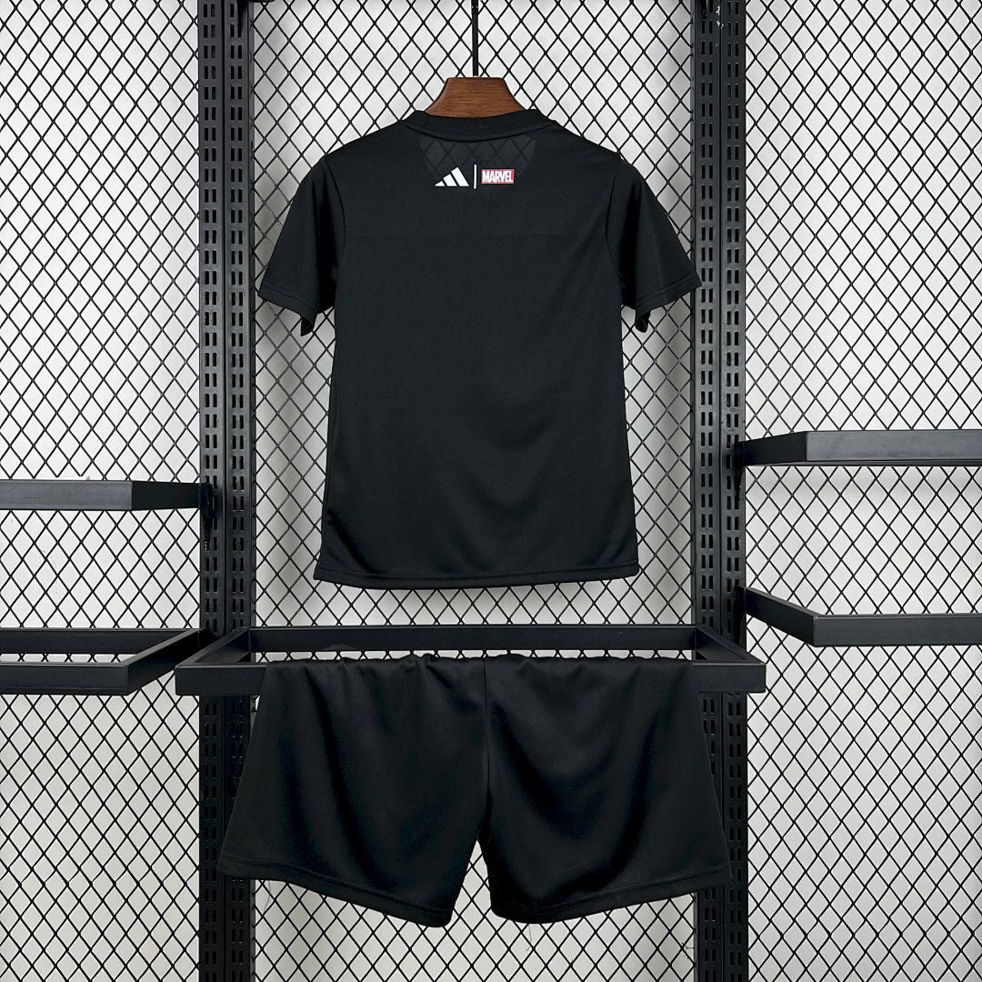 Kit Bambino Real Madrid x Marvel Nero 25/26 | Kit da Calcio