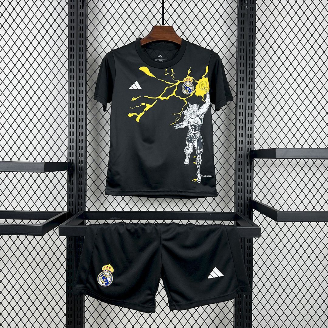 Kit Bambino Real Madrid x Marvel Nero 25/26 | Kit da Calcio