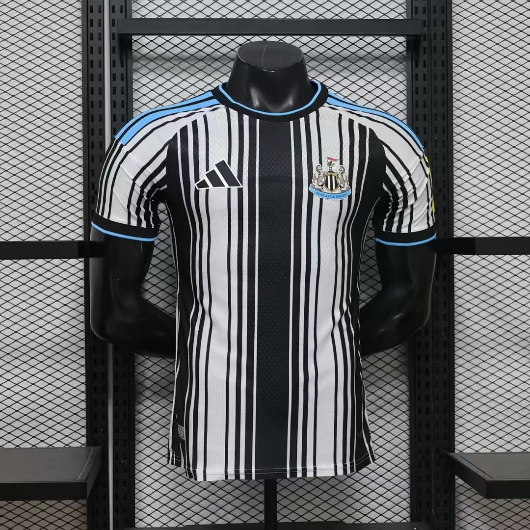 Maglia Newcastle Home 26/27 Player Uomo Bianco e Nero a Righe Verticali | Maglia da Calcio