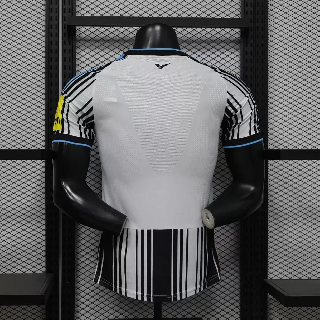 Maglia Newcastle Home 26/27 Player Uomo Bianco e Nero a Righe Verticali | Maglia da Calcio
