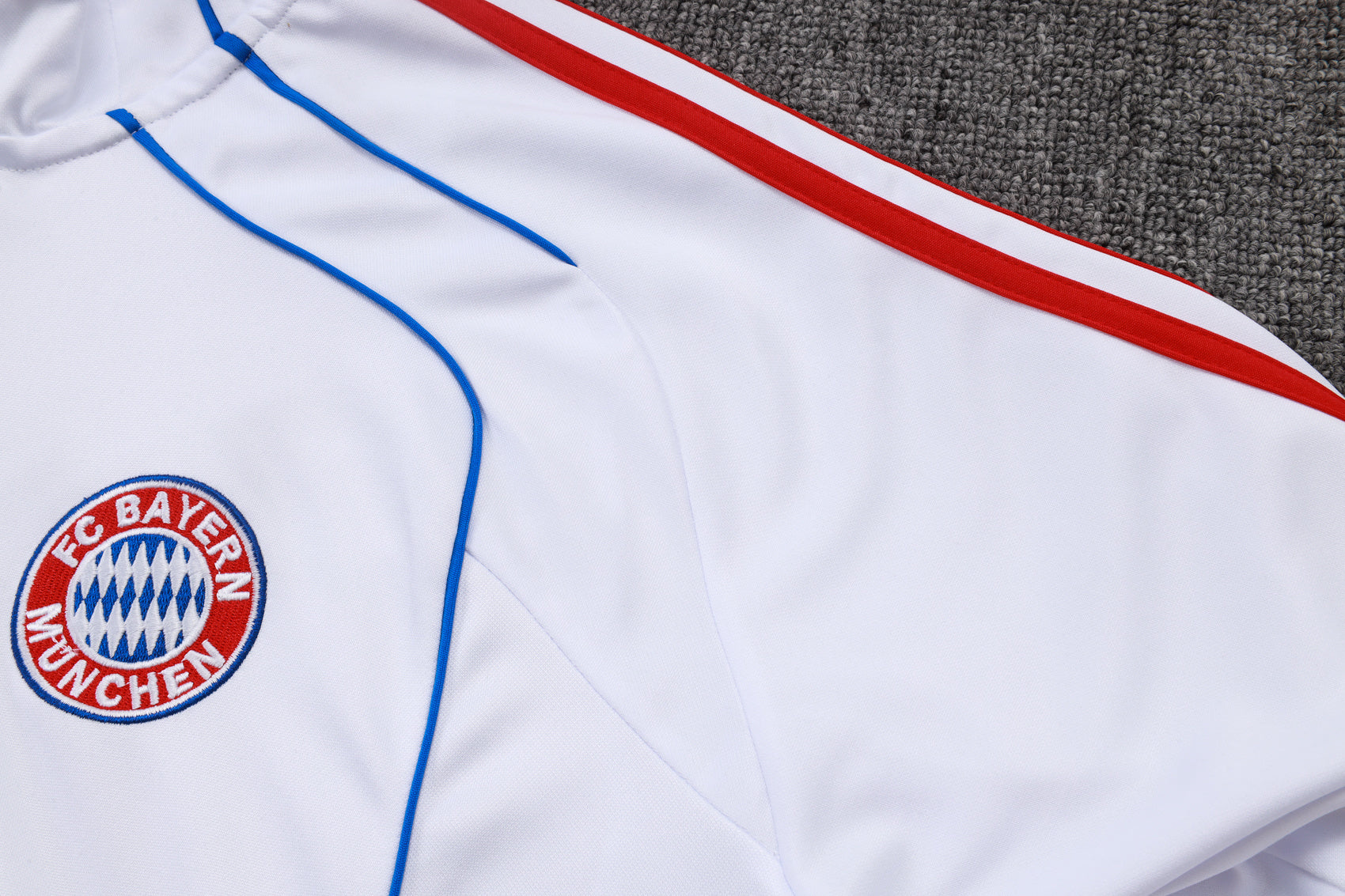 Bayern White/Gray Tracksuit Half-Zip 25/26