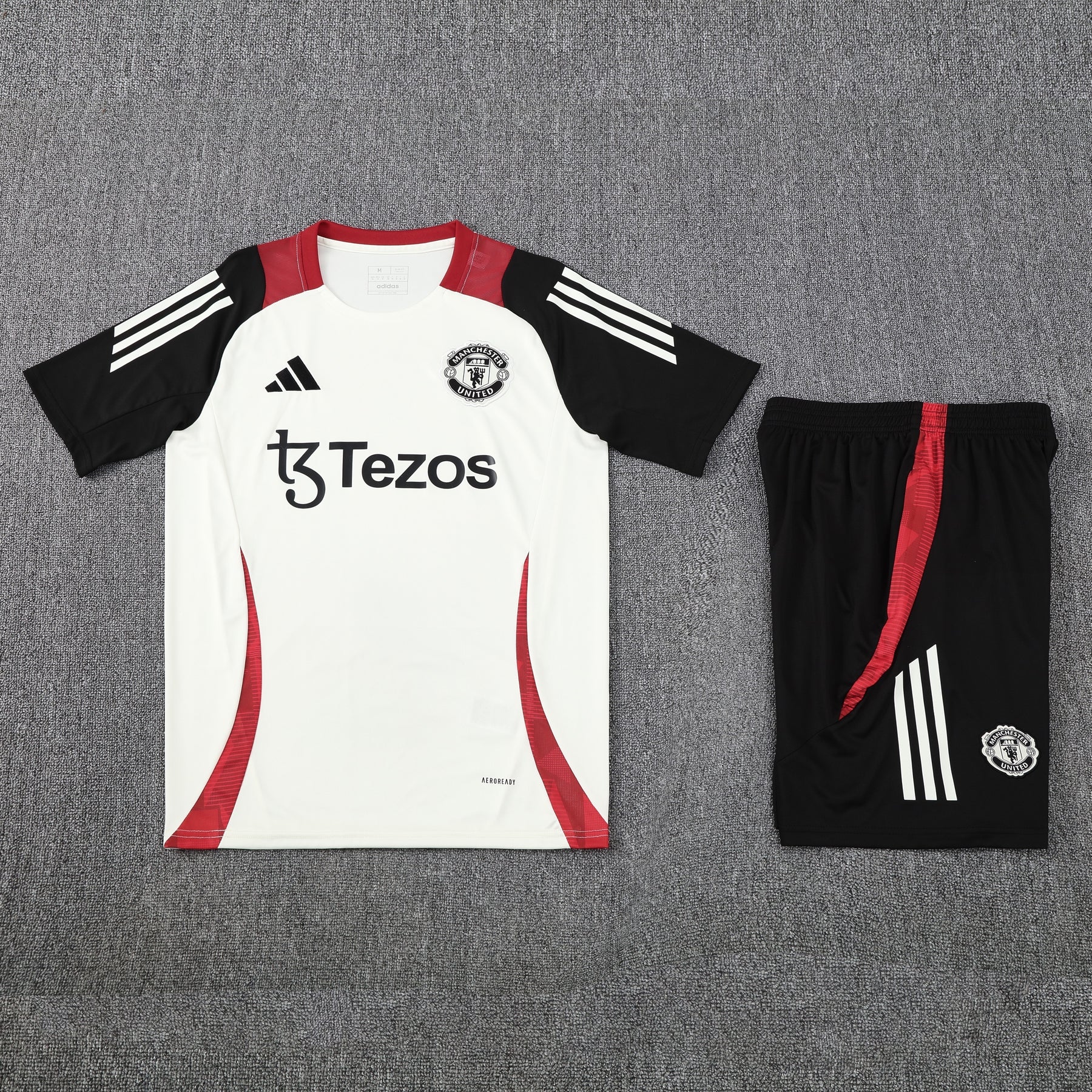 Tenue d'entraînement blanche et noire de Manchester United (maillot et short) 25/26