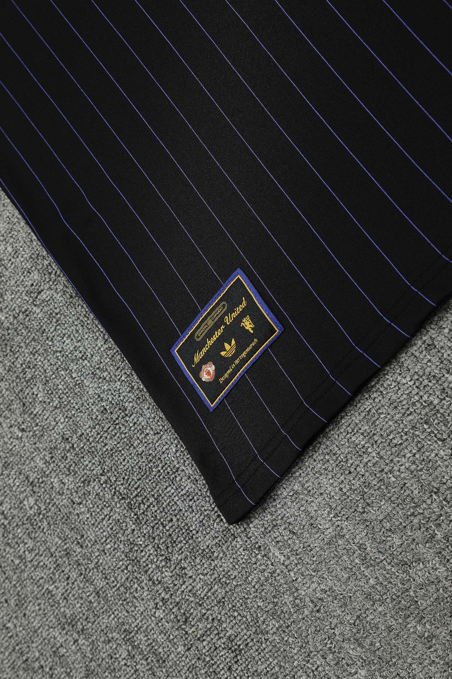 Kit Shirt + Shorts Manchester United Black/Gold 25/26