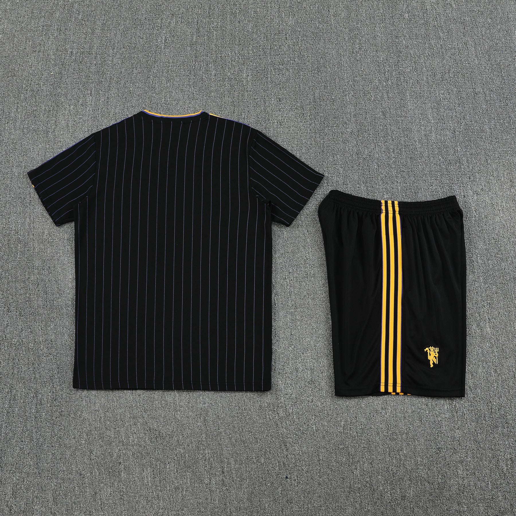 Kit Shirt + Shorts Manchester United Black/Gold 25/26