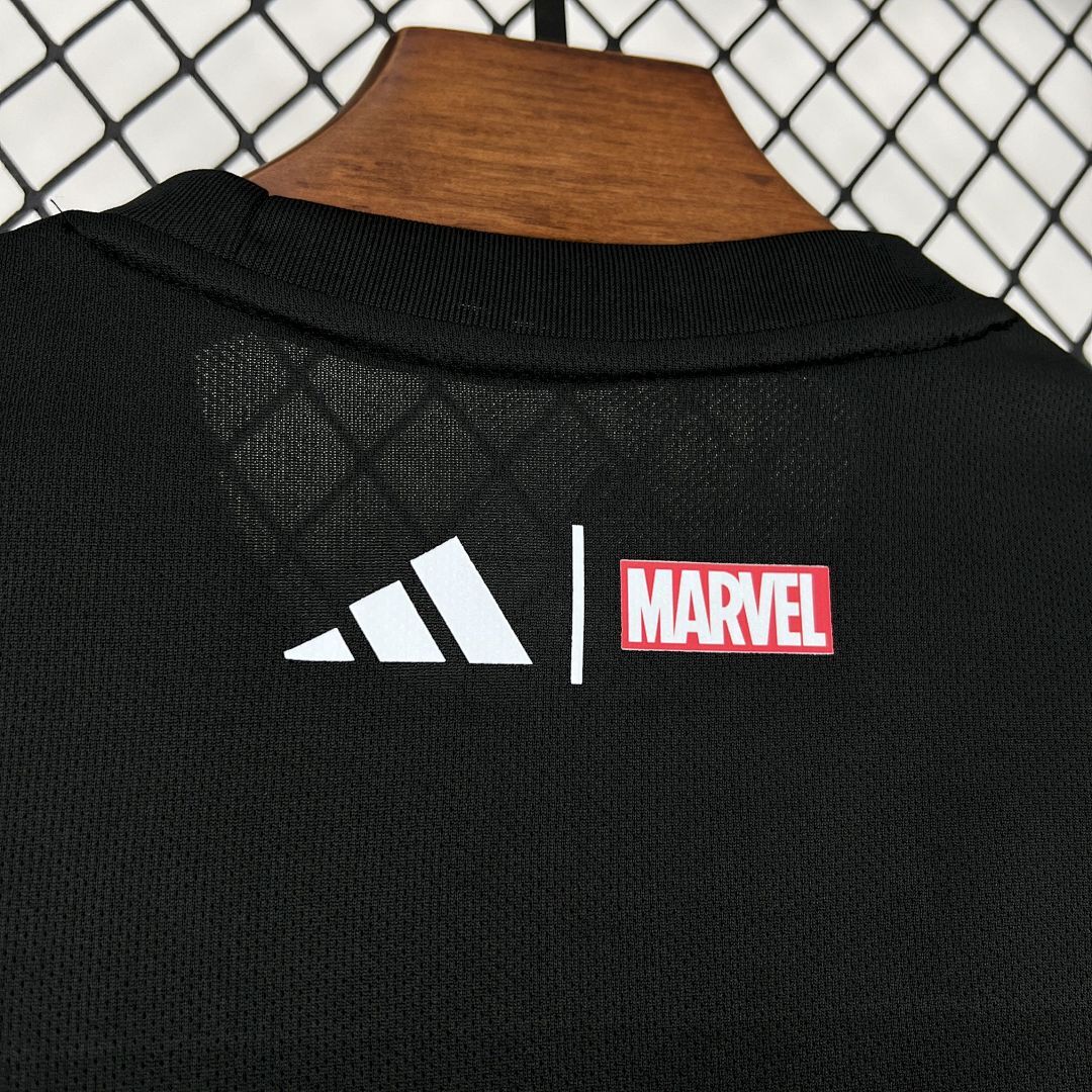 Kit Bambino Real Madrid x Marvel Nero 25/26 | Kit da Calcio