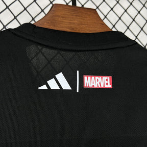 Kit Bambino Real Madrid x Marvel Nero 25/26 | Kit da Calcio