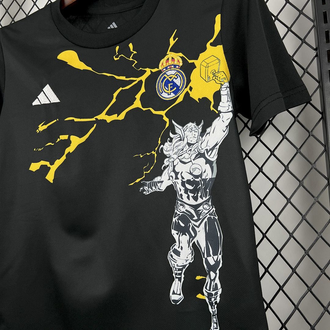 Kit Bambino Real Madrid x Marvel Nero 25/26 | Kit da Calcio