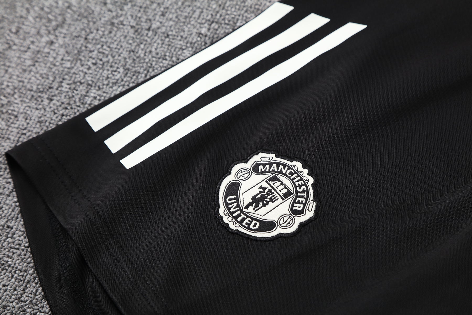 Tenue d'entraînement blanche et noire de Manchester United (maillot et short) 25/26