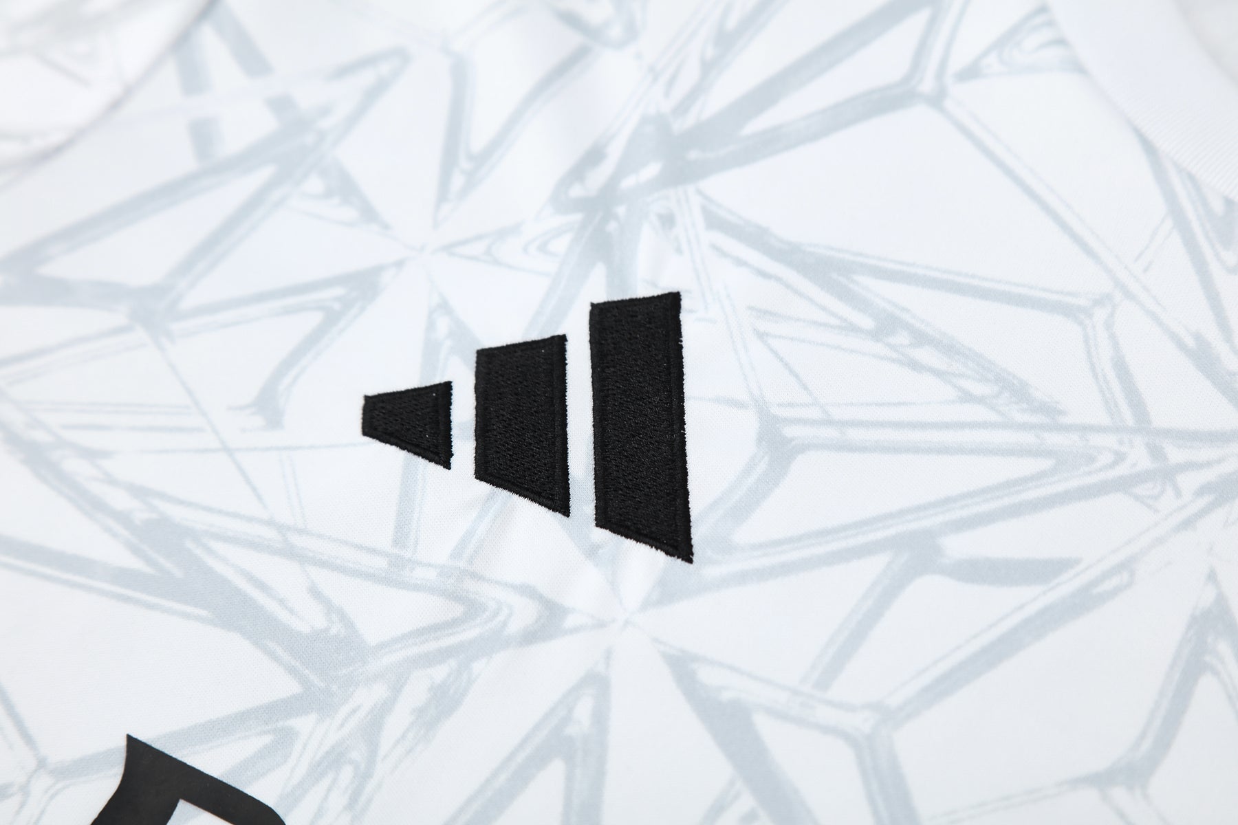 Kit Shirt + Shorts Real Madrid White/Black Training 25/26