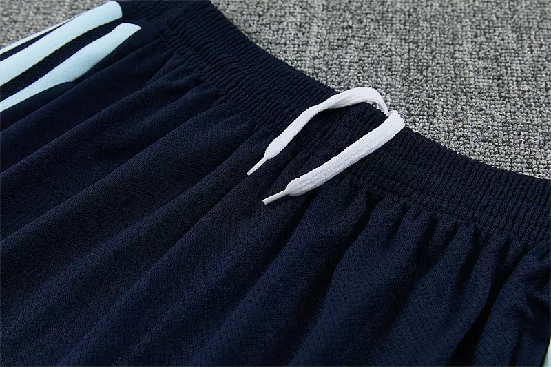 Completino Manica Corta Argentina Allenamento 2026 Blu Navy Uomo con strisce radianti e stemma AFA dorato Kit Allenamento