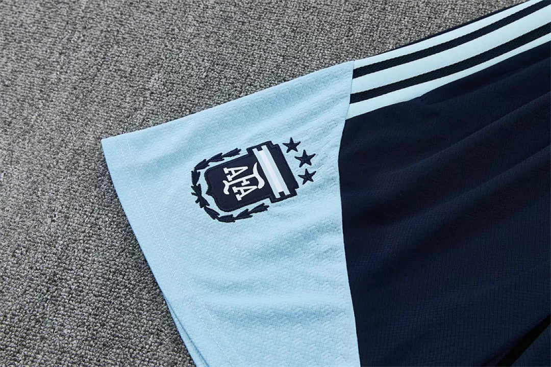 Completino Manica Corta Argentina Allenamento 2026 Blu Navy Uomo con strisce radianti e stemma AFA dorato Kit Allenamento