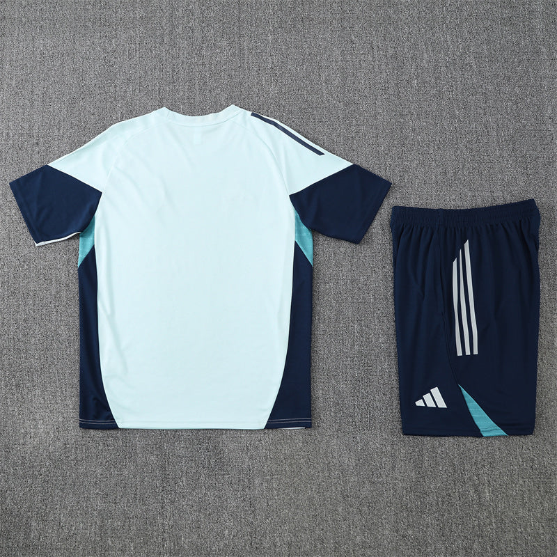 Tenue Arsenal bleu clair/bleu foncé (maillot et short) 25/26