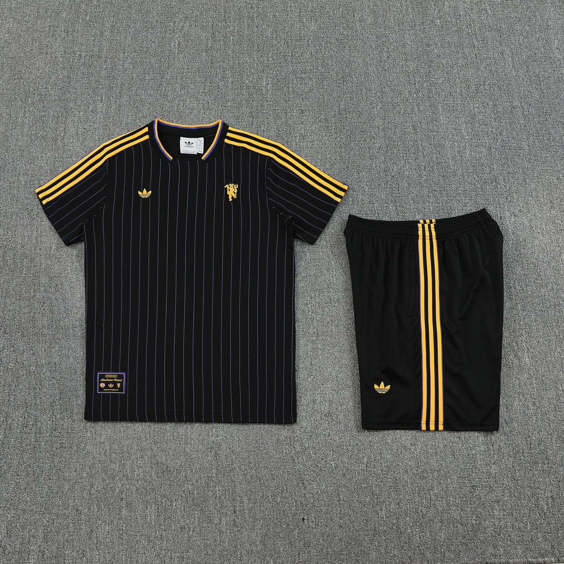 Kit Shirt + Shorts Manchester United Black/Gold 25/26