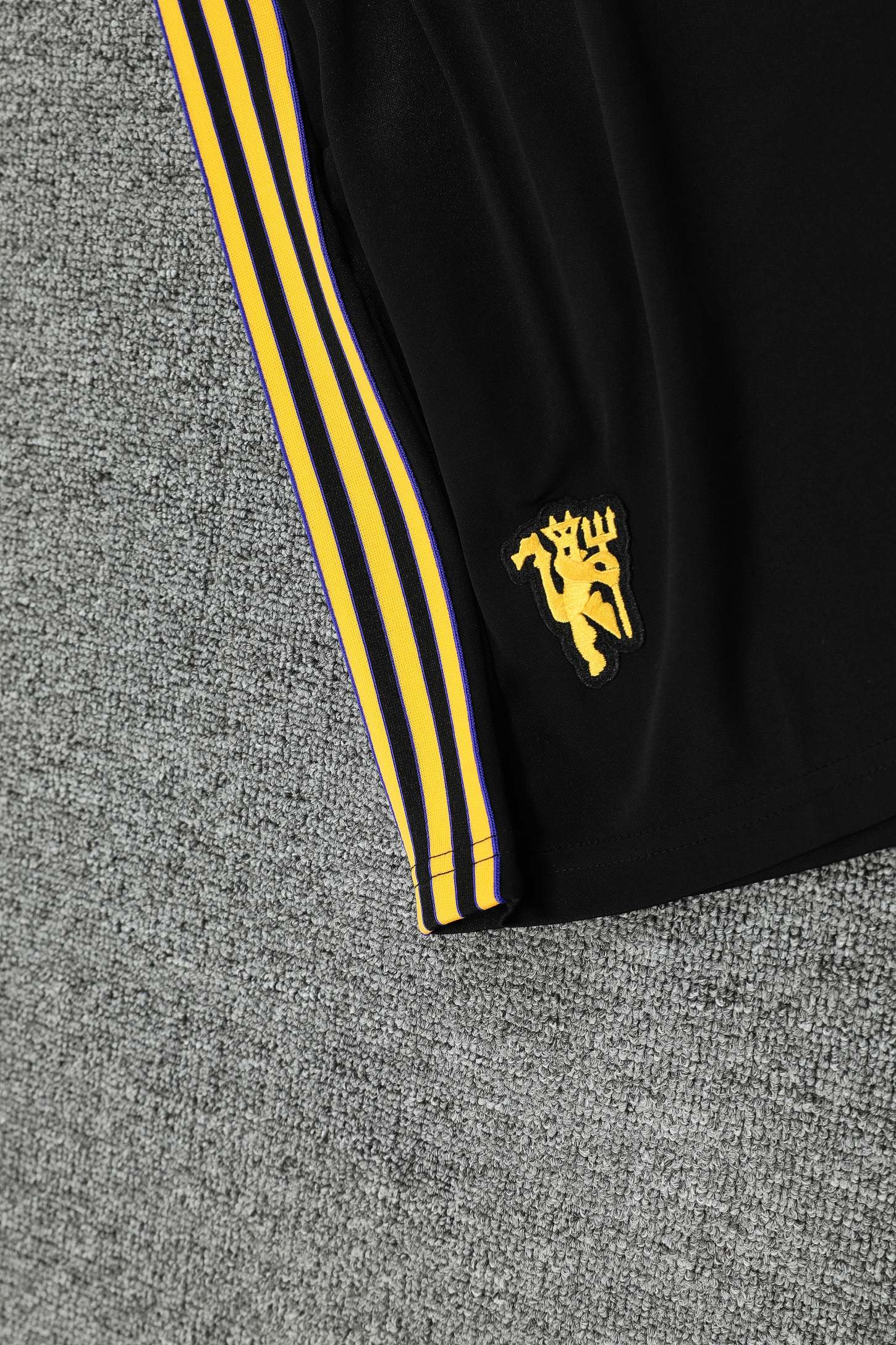 Kit Shirt + Shorts Manchester United Black/Gold 25/26