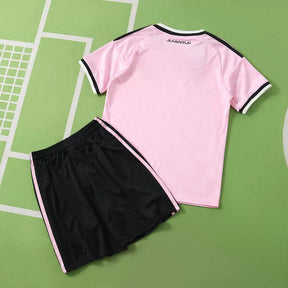 Kit Bambino Away 26/27 Rosa | Kit da Calcio