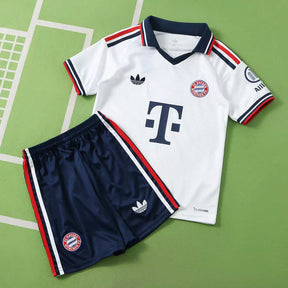 Kit Bambino Bayern Munich Away 26/27 Bianco e Blu Navy | Kit da Calcio