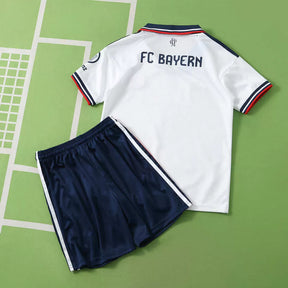 Kit Bambino Bayern Munich Away 26/27 Bianco e Blu Navy | Kit da Calcio