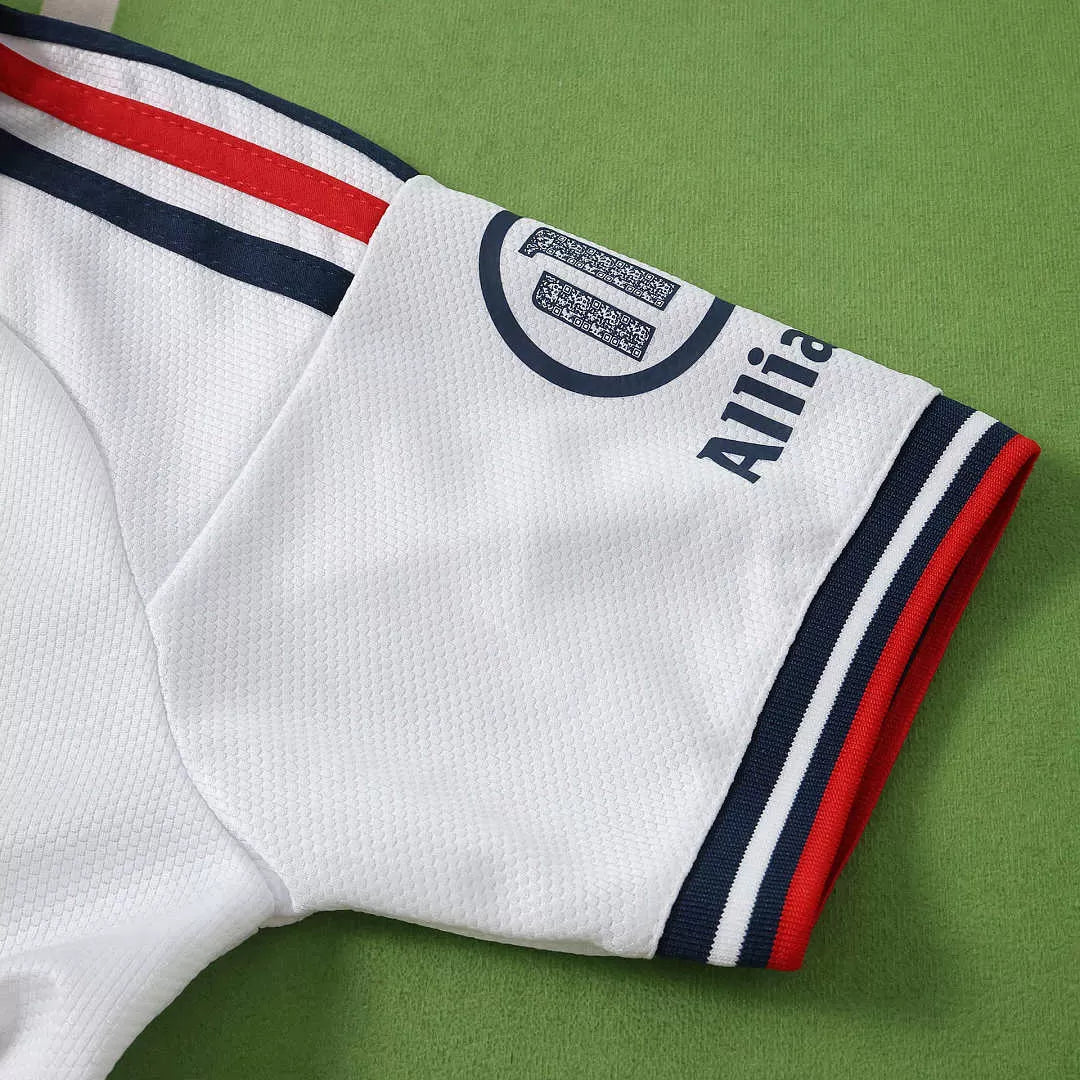 Kit Bambino Bayern Munich Away 26/27 Bianco e Blu Navy | Kit da Calcio