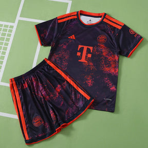 Kit Bambino Bayern Munich Third 26/27 Nero con dettagli Rosso Arancione | Kit da Calcio