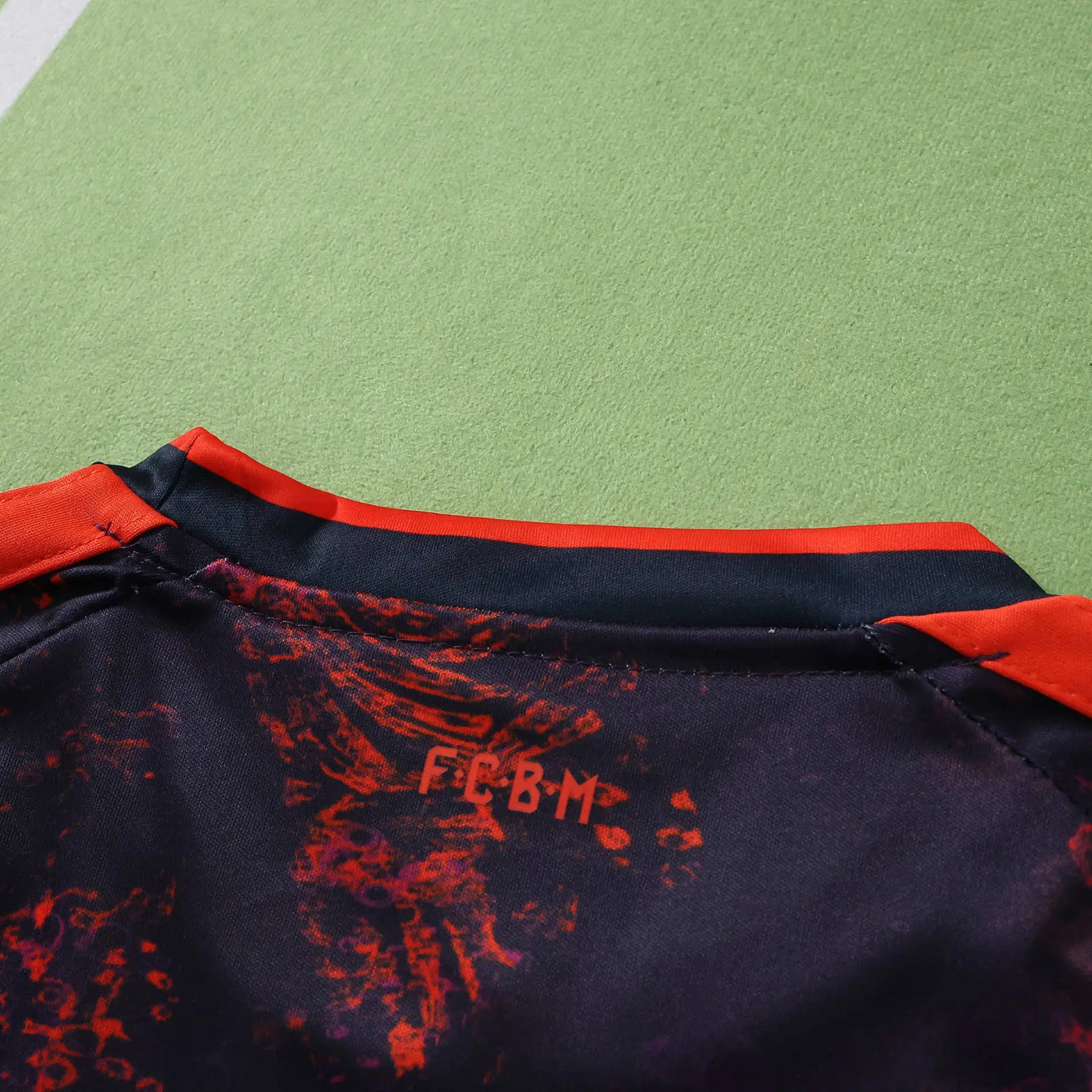 Kit Bambino Bayern Munich Third 26/27 Nero con dettagli Rosso Arancione | Kit da Calcio