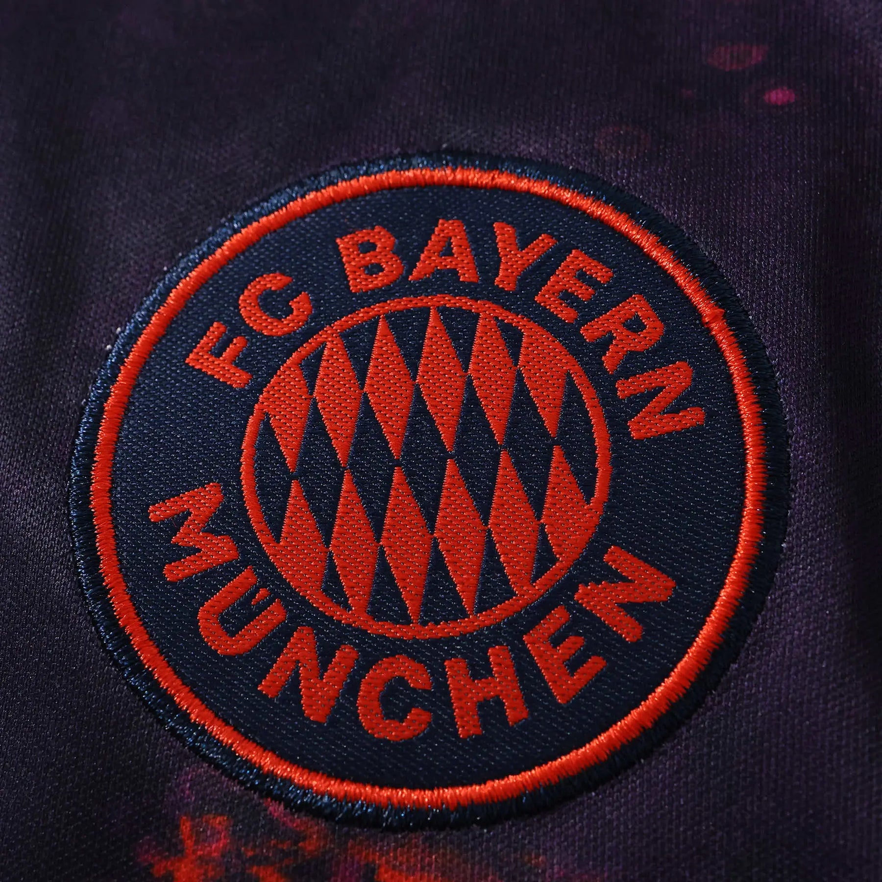 Kit Bambino Bayern Munich Third 26/27 Nero con dettagli Rosso Arancione | Kit da Calcio