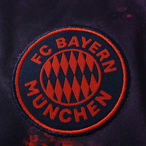 Kit Bambino Bayern Munich Third 26/27 Nero con dettagli Rosso Arancione | Kit da Calcio