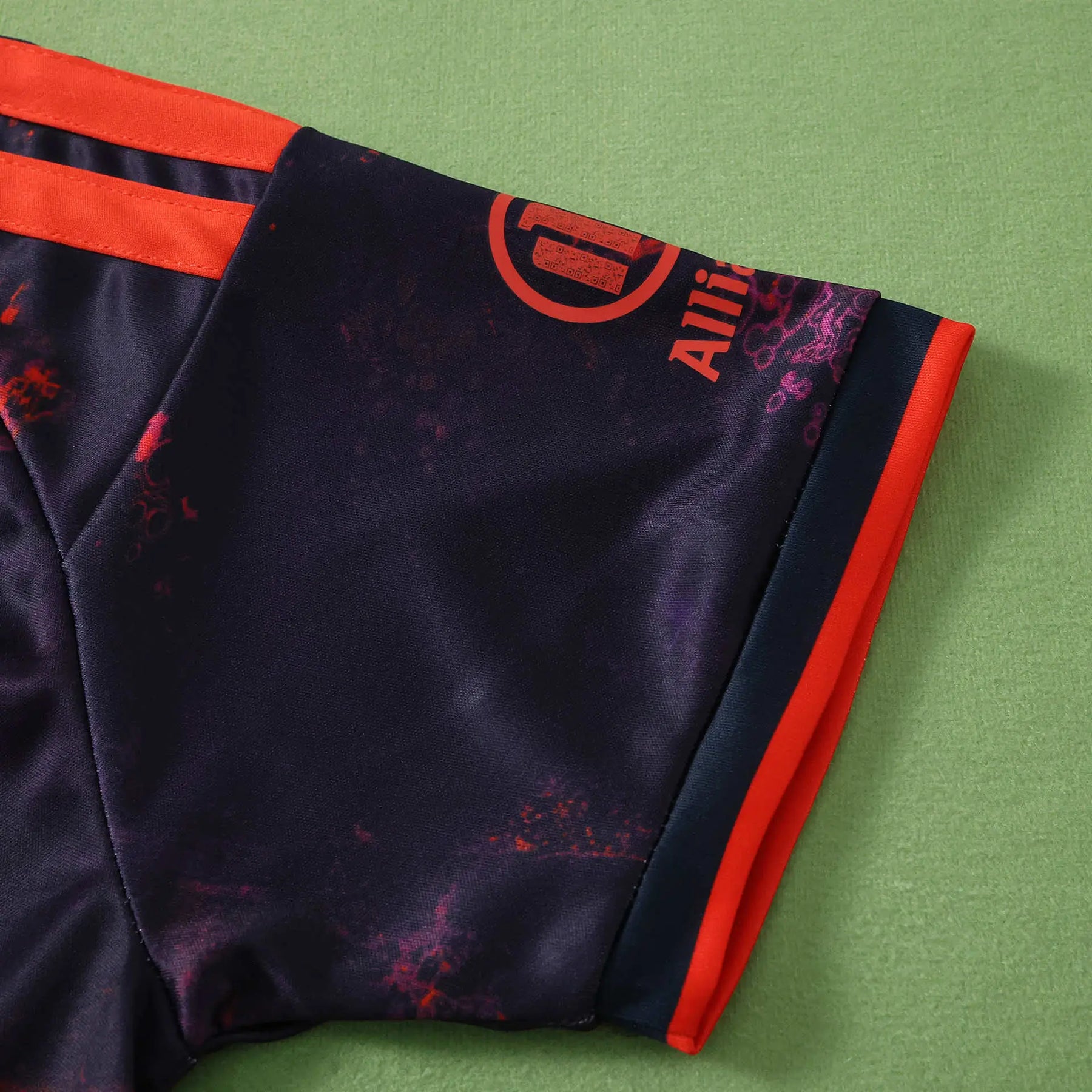 Kit Bambino Bayern Munich Third 26/27 Nero con dettagli Rosso Arancione | Kit da Calcio