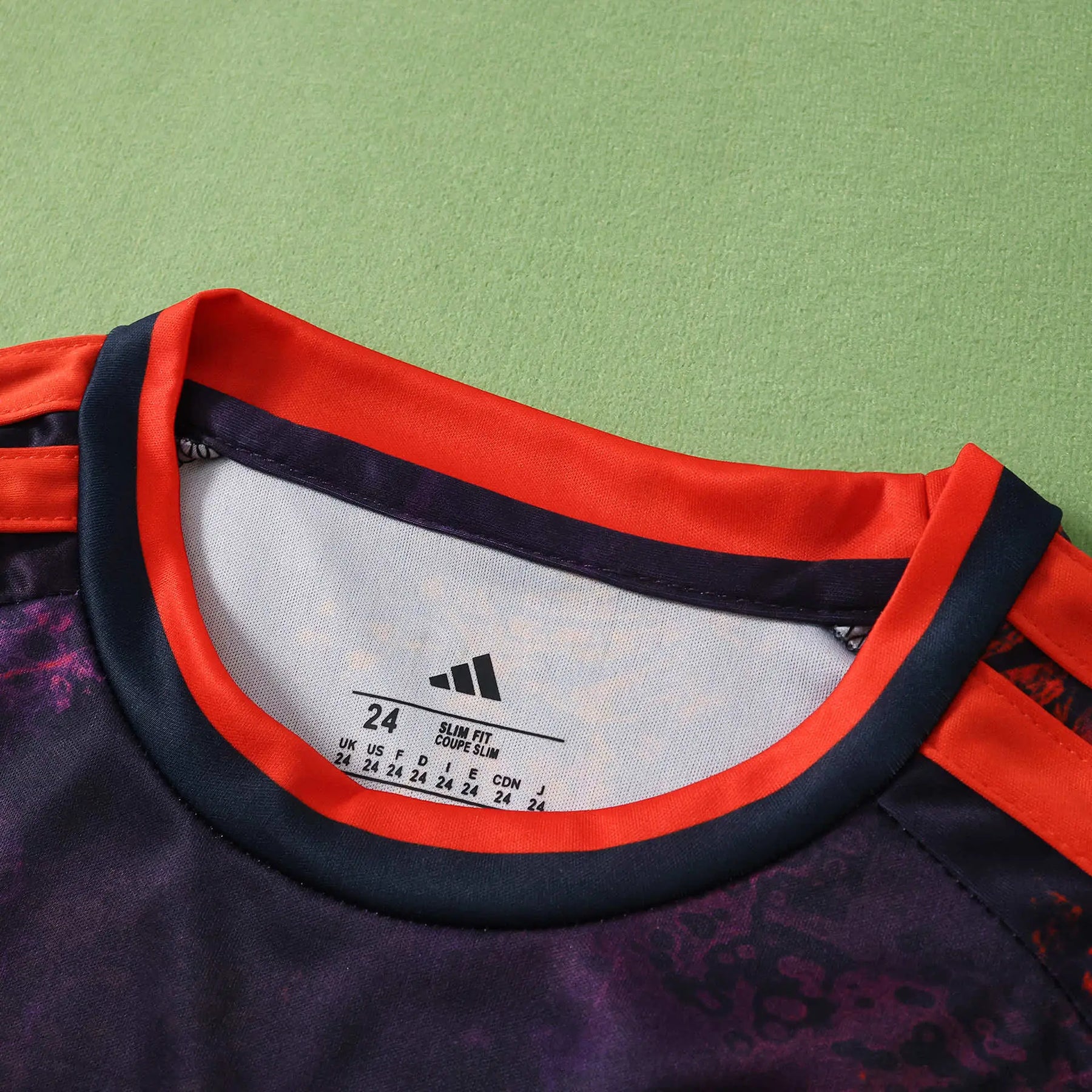 Kit Bambino Bayern Munich Third 26/27 Nero con dettagli Rosso Arancione | Kit da Calcio