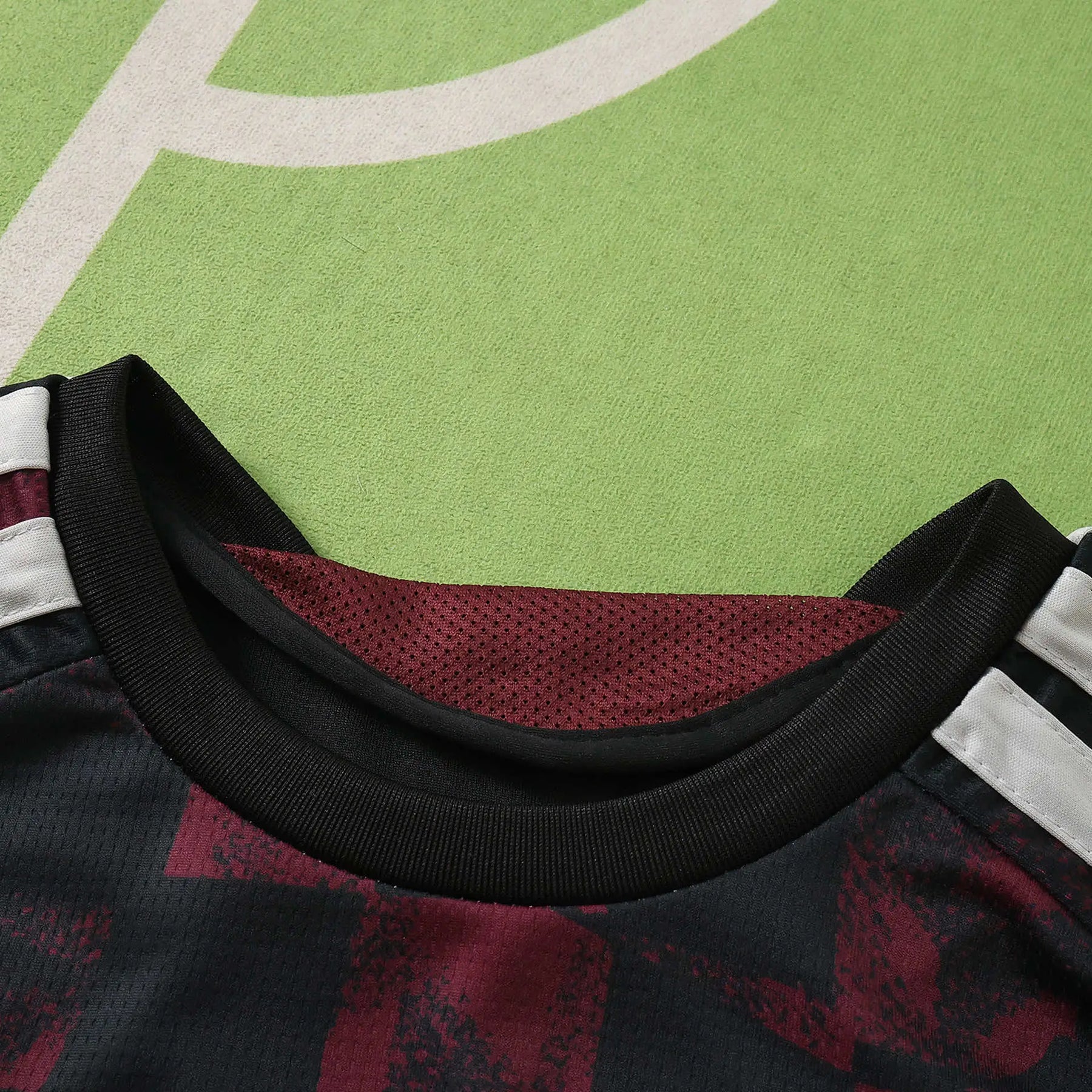 Kit Bambino Liverpool Third 26/27 Nero e Bordeaux | Kit da Calcio