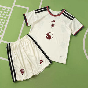 Kit Bambino Manchester United Third 26/27 Bianco | Kit da Calcio