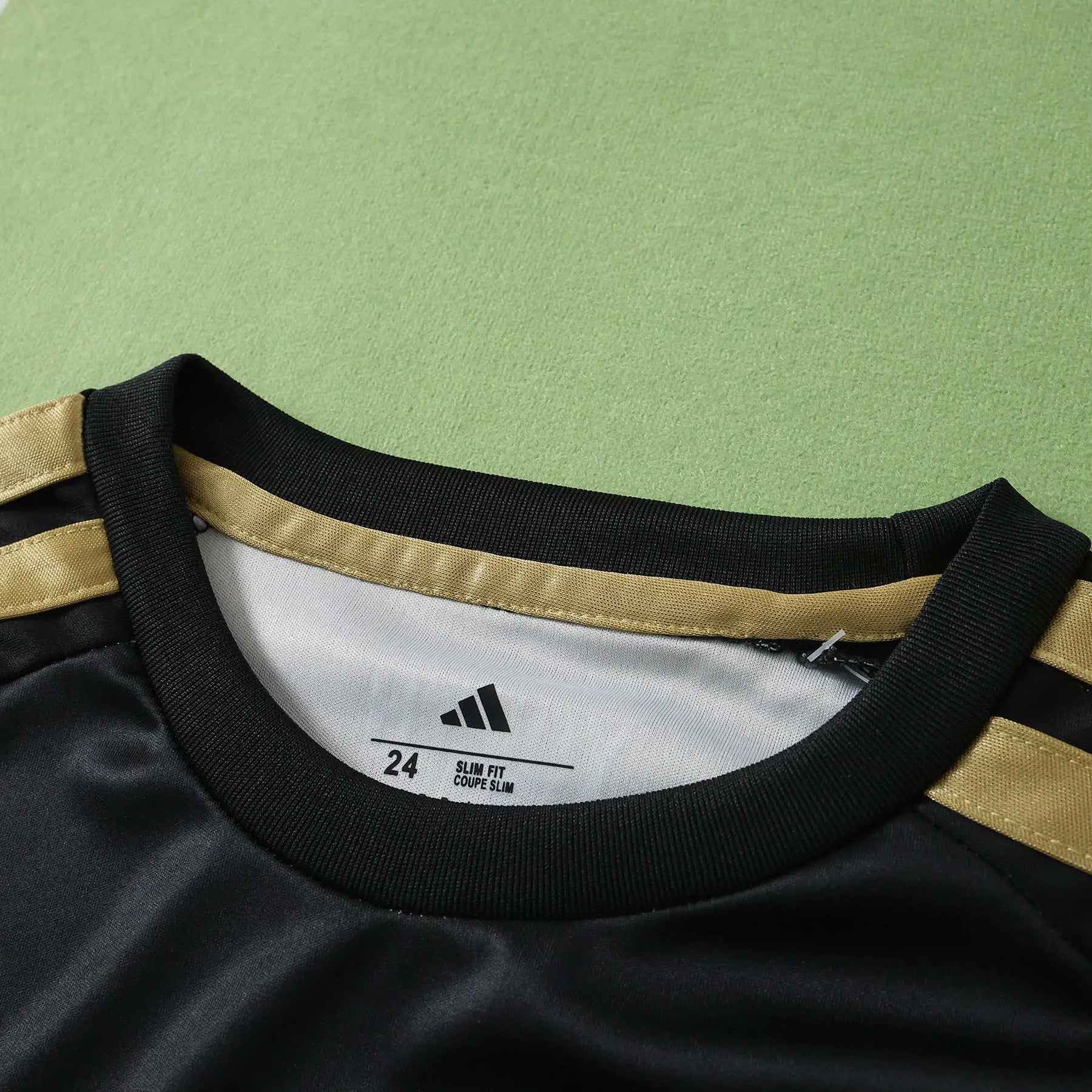 Kit Bambino Third 26/27 Nero con dettagli oro | Kit da Calcio