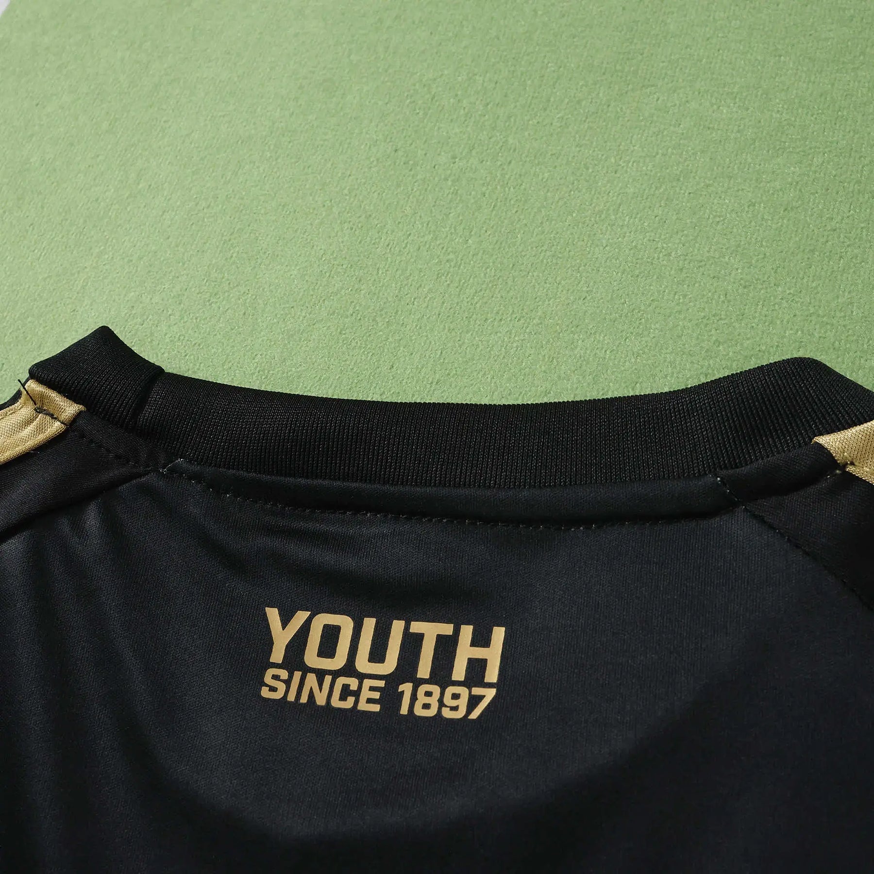 Kit Bambino Third 26/27 Nero con dettagli oro | Kit da Calcio