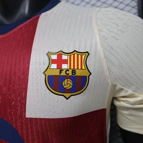Maglia Barcelona Fourth 26/27 Player Uomo Bianco e Rosso | Maglia da Calcio