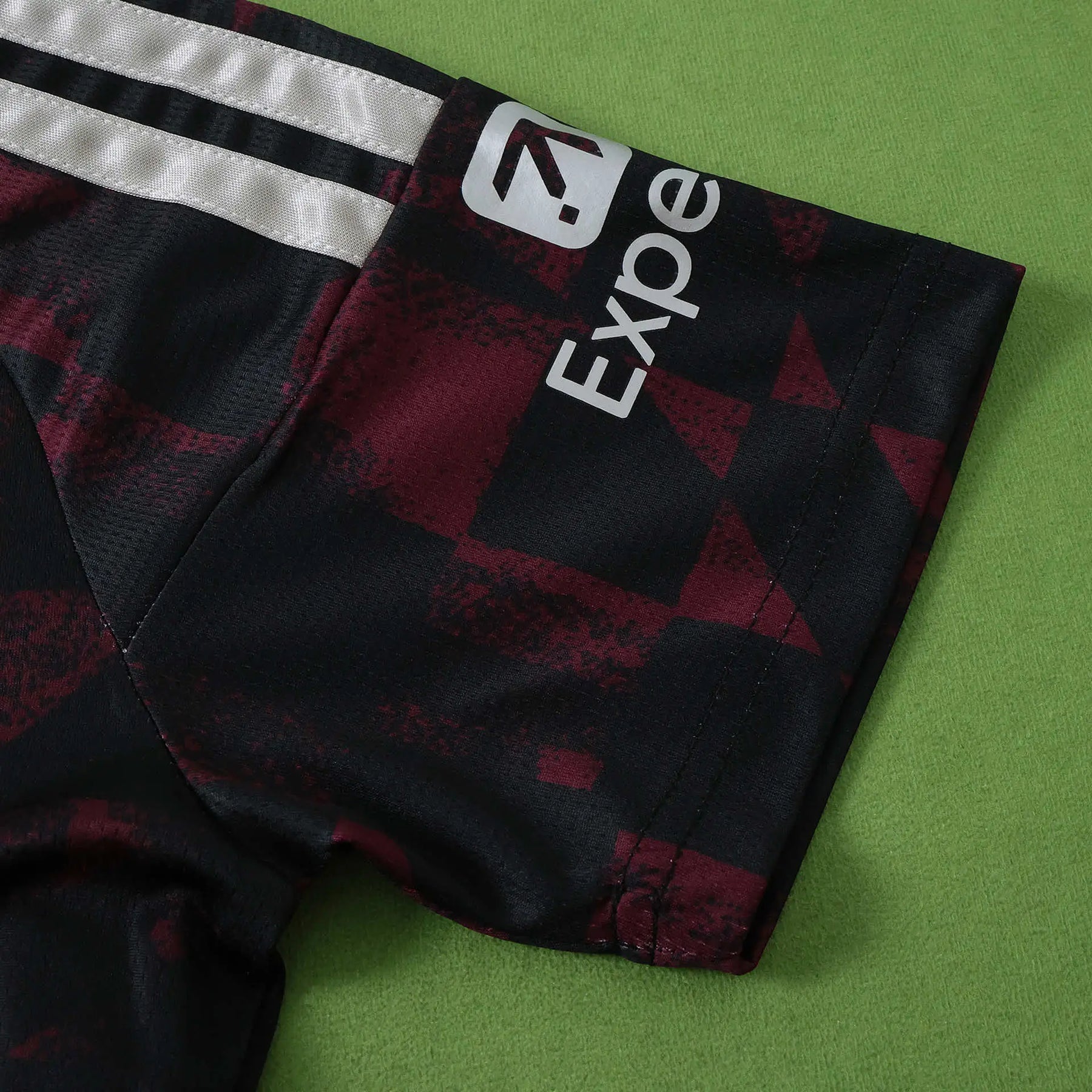 Maglia Liverpool Third 26/27 Donna Nero e Bordeaux | Maglia da Calcio