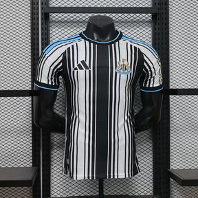 Maglia Newcastle Home 26/27 Player Uomo Bianco e Nero a Righe Verticali | Maglia da Calcio