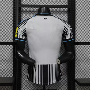 Maglia Newcastle Home 26/27 Player Uomo Bianco e Nero a Righe Verticali | Maglia da Calcio