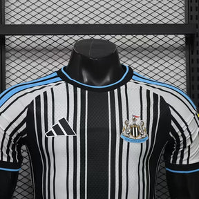 Maglia Newcastle Home 26/27 Player Uomo Bianco e Nero a Righe Verticali | Maglia da Calcio