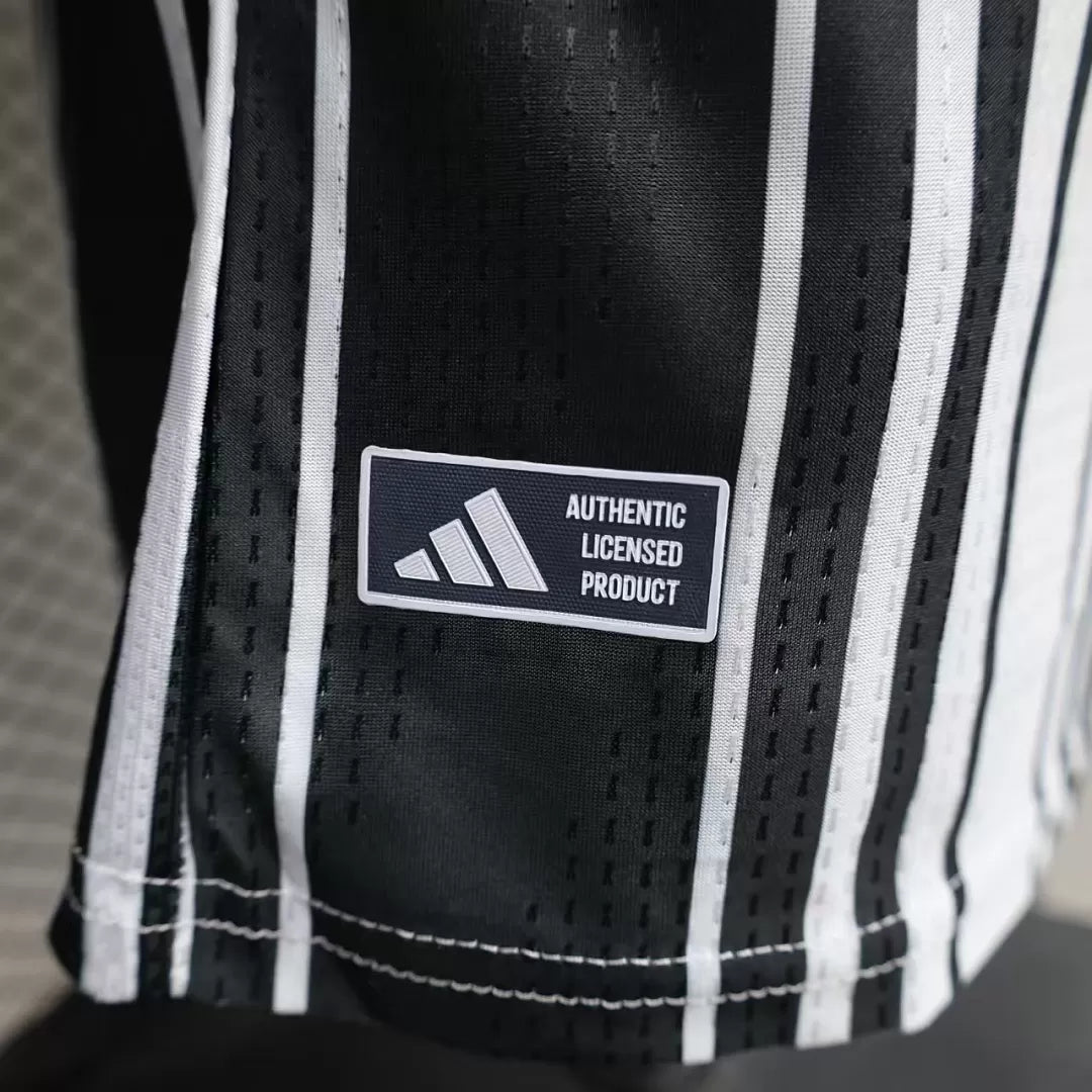 Maglia Newcastle Home 26/27 Player Uomo Bianco e Nero a Righe Verticali | Maglia da Calcio