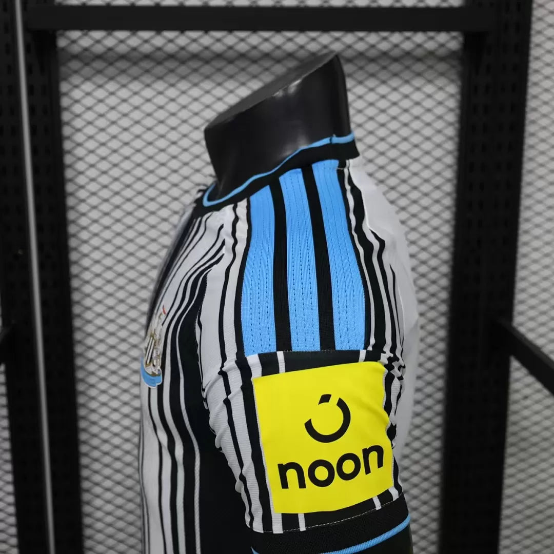 Maglia Newcastle Home 26/27 Player Uomo Bianco e Nero a Righe Verticali | Maglia da Calcio