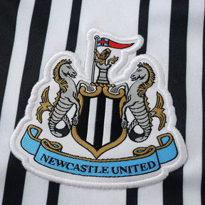Maglia Newcastle Home 26/27 Uomo Bianco e Nero a righe verticali | Maglia da Calcio