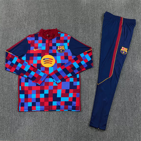 Tuta Barcelona 26/27 Uomo Blu Navy con motivo pixelato rosso, blu e azzurro | Maglia da Calcio