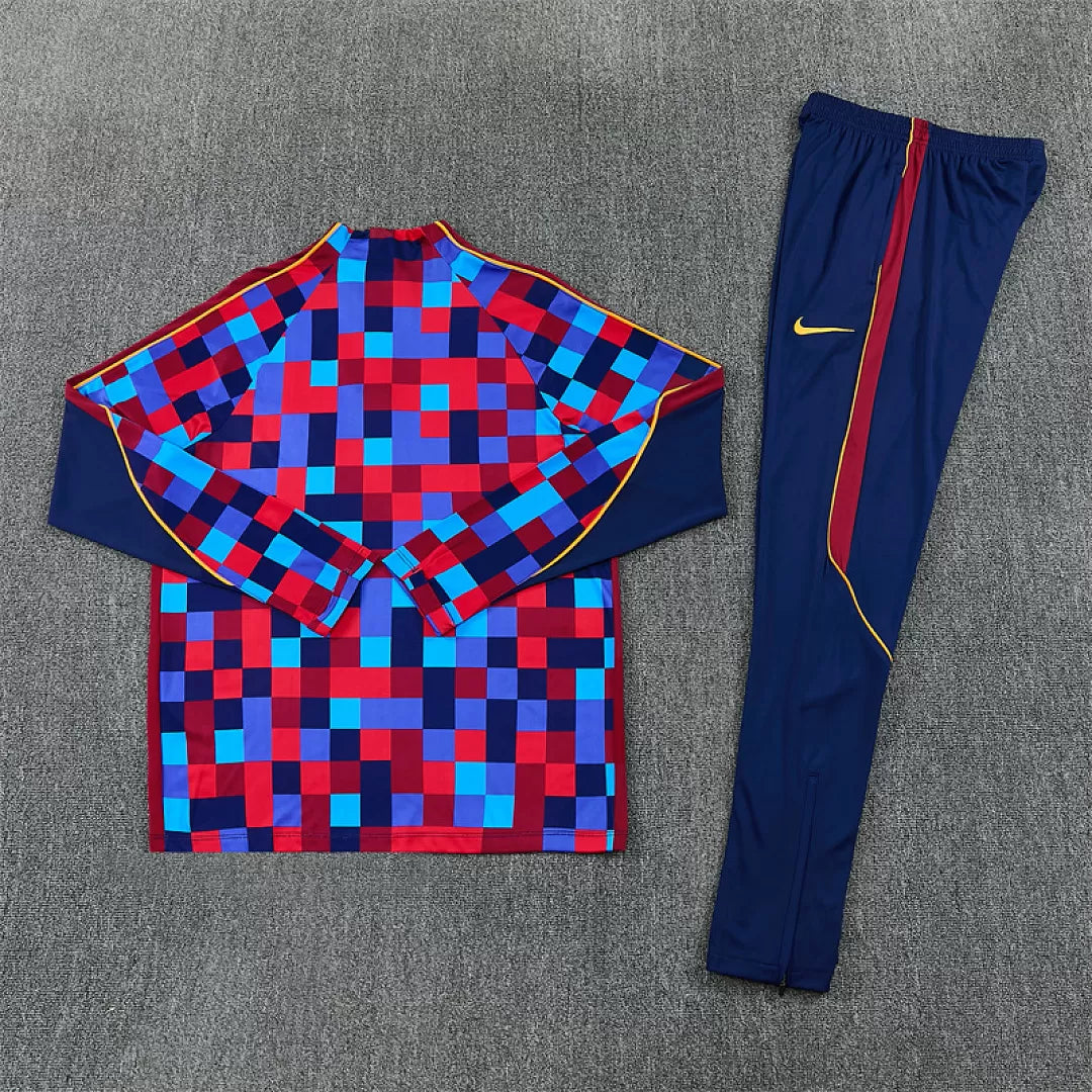 Tuta Barcelona 26/27 Uomo Blu Navy con motivo pixelato rosso, blu e azzurro | Maglia da Calcio