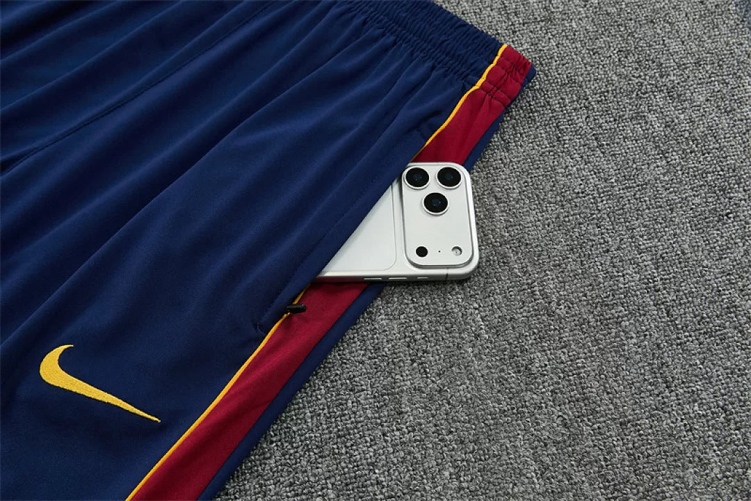 Tuta Barcelona 26/27 Uomo Blu Navy con motivo pixelato rosso, blu e azzurro | Maglia da Calcio