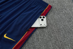 Tuta Barcelona 26/27 Uomo Blu Navy con motivo pixelato rosso, blu e azzurro | Maglia da Calcio