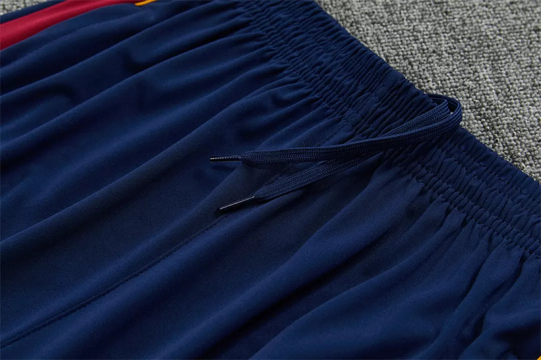 Tuta Barcelona 26/27 Uomo Blu Navy con motivo pixelato rosso, blu e azzurro | Maglia da Calcio
