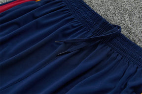 Tuta Barcelona 26/27 Uomo Blu Navy con motivo pixelato rosso, blu e azzurro | Maglia da Calcio