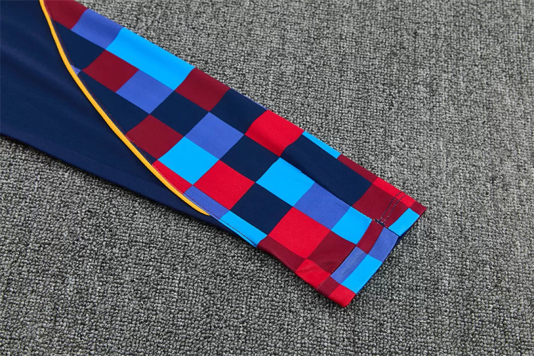 Tuta Barcelona 26/27 Uomo Blu Navy con motivo pixelato rosso, blu e azzurro | Maglia da Calcio