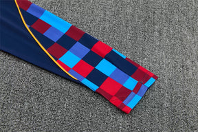 Tuta Barcelona 26/27 Uomo Blu Navy con motivo pixelato rosso, blu e azzurro | Maglia da Calcio