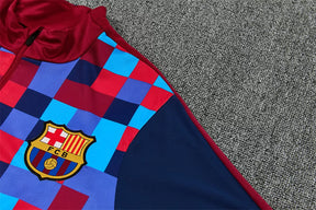 Tuta Barcelona 26/27 Uomo Blu Navy con motivo pixelato rosso, blu e azzurro | Maglia da Calcio