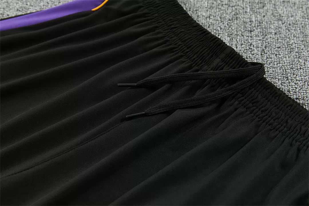Tuta Barcelona 26/27 Uomo Nero con dettagli Viola e Giallo | Maglia da Calcio